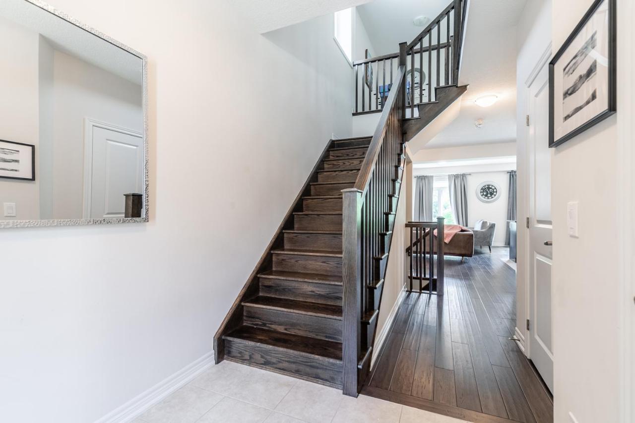 Globalstay Modern Townhomes In Lakeshore Steps To The Beach Hamilton Exterior photo