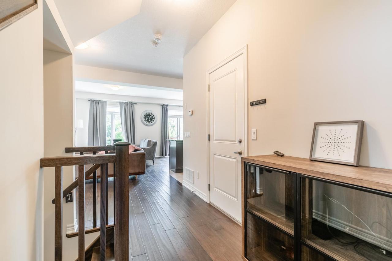 Globalstay Modern Townhomes In Lakeshore Steps To The Beach Hamilton Exterior photo