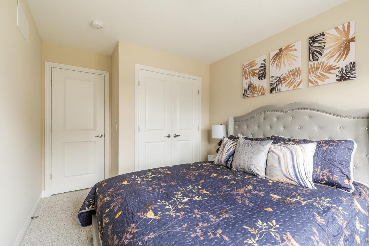 Globalstay Modern Townhomes In Lakeshore Steps To The Beach Hamilton Exterior photo